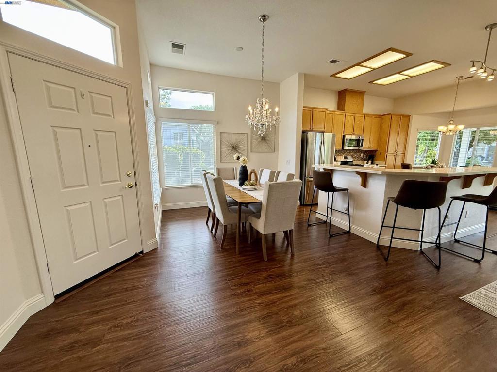 30 Gala Ln