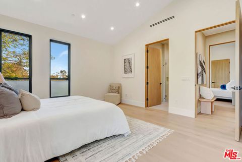 Tiny photo for 5935 Yarmouth Avenue, Encino, CA 91316 (MLS # 26636595)