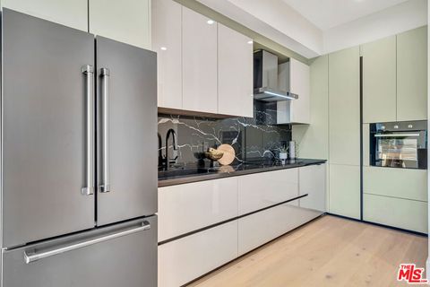 Tiny photo for 5935 Yarmouth Avenue, Encino, CA 91316 (MLS # 26636595)