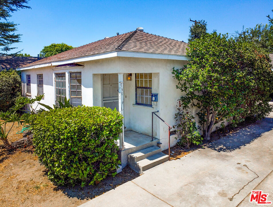 Looking for an investment gem in a sought-after Monrovia neighborhood? This single-story 3-bedroom, 1-bath residence in the Mayflower Village enclave offers 989 sq ft of potential on a generous lot! A front lawn with minimal landscaping welcomes your creative touch, while a broad bay window brightens the living and dining areas, highlighting the warm wood flooring. The kitchen's cheerful tilework adds character, making daily cooking feel fresh and inviting. Three comfortable bedrooms share a full bath with a shower/tub combo. Out back, a fenced yard framed by mature trees is ready for your vision, whether it's flourishing gardens, weekend BBQs, or outdoor games. The extended driveway leads to a detached 2-car garage, offering ample parking and storage. Ideally situated near shopping, local schools, the Santa Fe Dam Recreation Area, major freeways, and scenic hiking trails, you'll have easy access to SoCal's beaches, mountain getaways, and vibrant cultural spots. This is your chance to reimagine a home in a location that's always in demandcome see the possibilities!