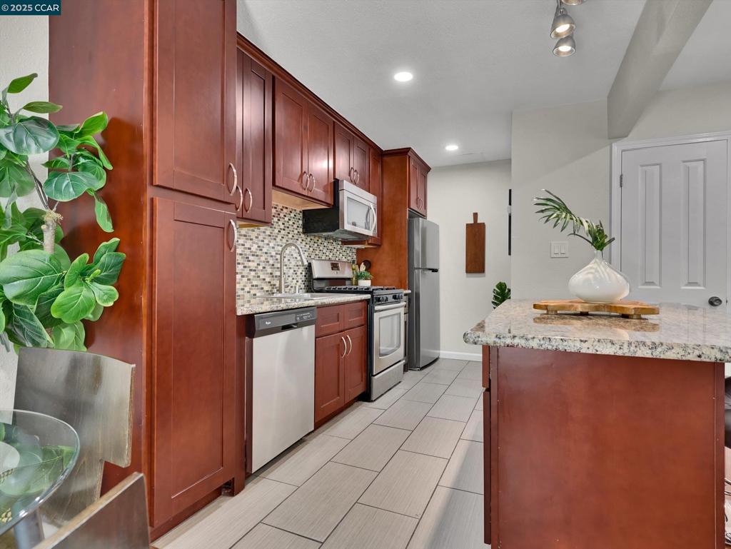 COMSTOCK GARDENS - Residential