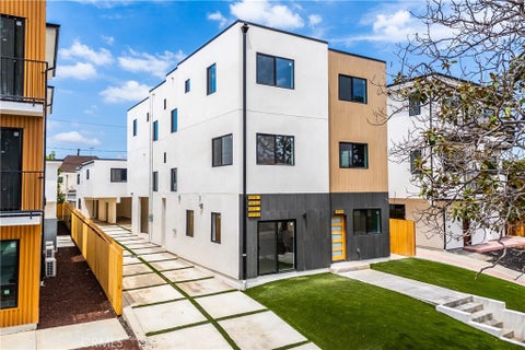 Photo of 1015 S. Citrus Avenue #1, Los Angeles, CA 90019 (MLS # BB26192892)
