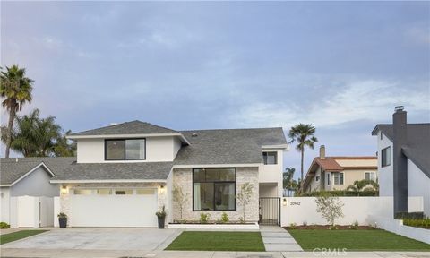 Photo of 20942 Queens Park Ln, Huntington Beach, CA 92646 (MLS # OC25257238)