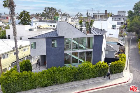 Photo of 126 Thornton Place, Venice, CA 90291 (MLS # 25541573) Photo of 126 Thornton Place, Venice, CA 90291 (MLS # 25541573)