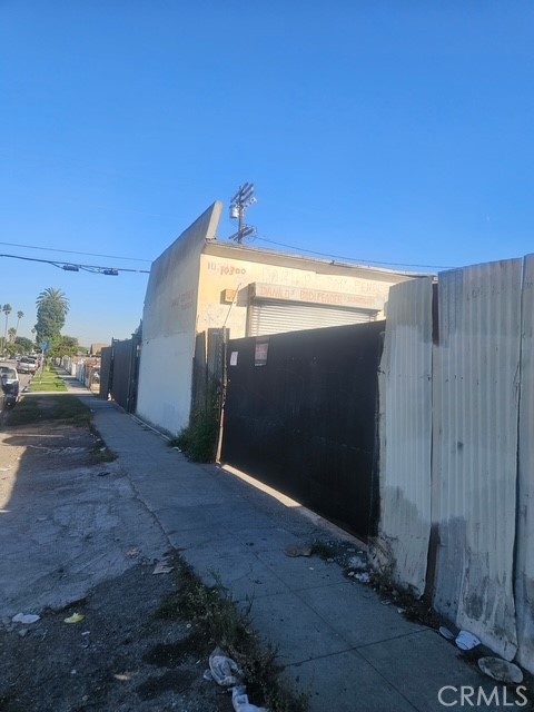 Main image without alt text