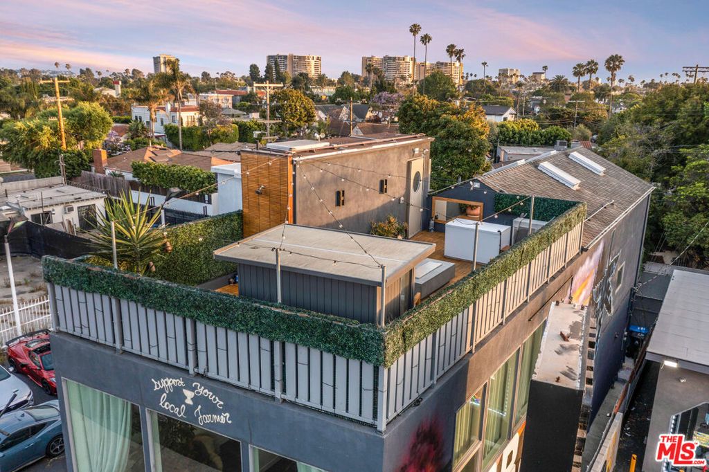 Photo of 2515 Lincoln Boulevard, Venice, CA 90291 (MLS # 25562129)