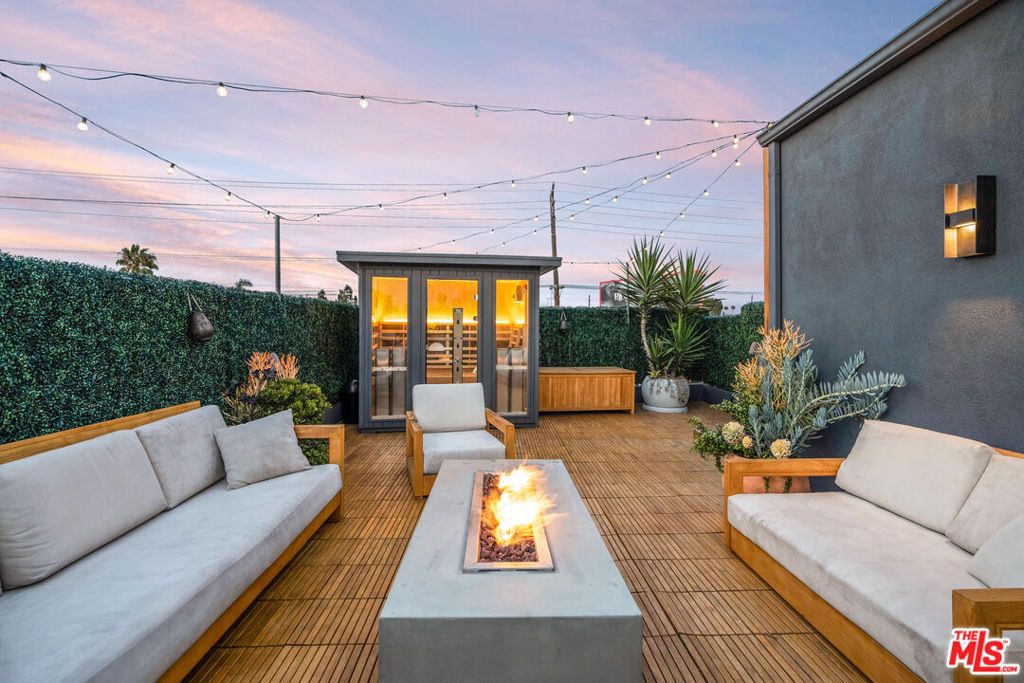 Photo of 2515 Lincoln Boulevard, Venice, CA 90291 (MLS # 25562129)