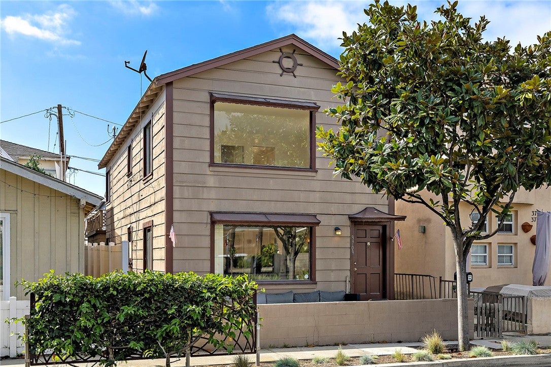 3709 W Balboa Blvd