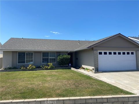 Photo of 6532 Farinella Dr, Huntington Beach, CA 92647 (MLS # OC25269641)