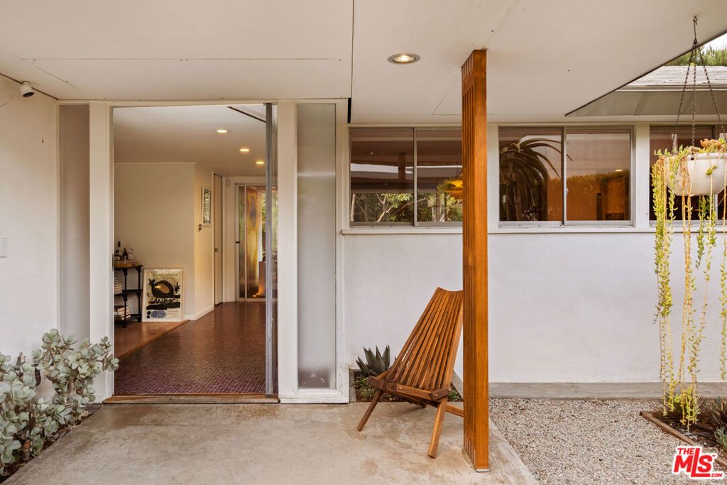 Photo of 2246 Chelan Place, Los Angeles, CA 90068 (MLS # 25587783)