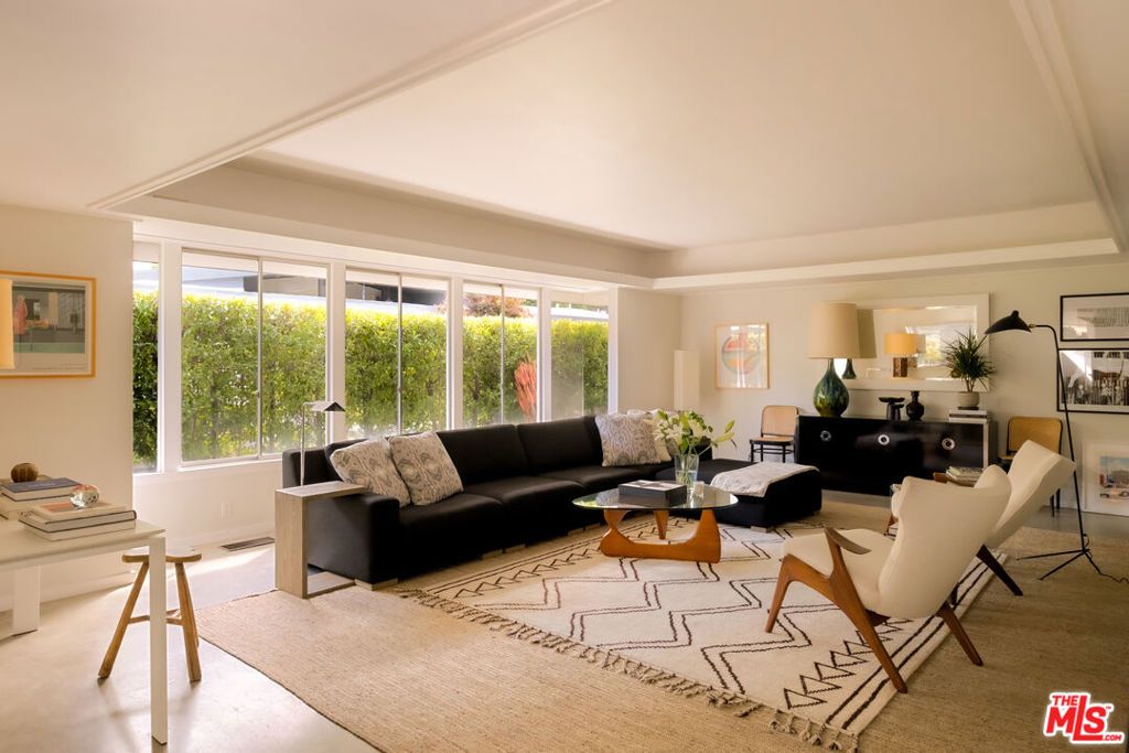 Photo of 2246 Chelan Place, Los Angeles, CA 90068 (MLS # 25587783)