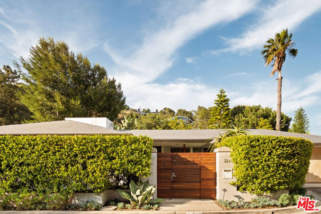 Photo of 2246 Chelan Place, Los Angeles, CA 90068 (MLS # 25587783)