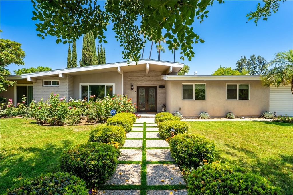 Photo of 22441 Martha Street St, Woodland Hills, CA 91367 (MLS # SR25175321)