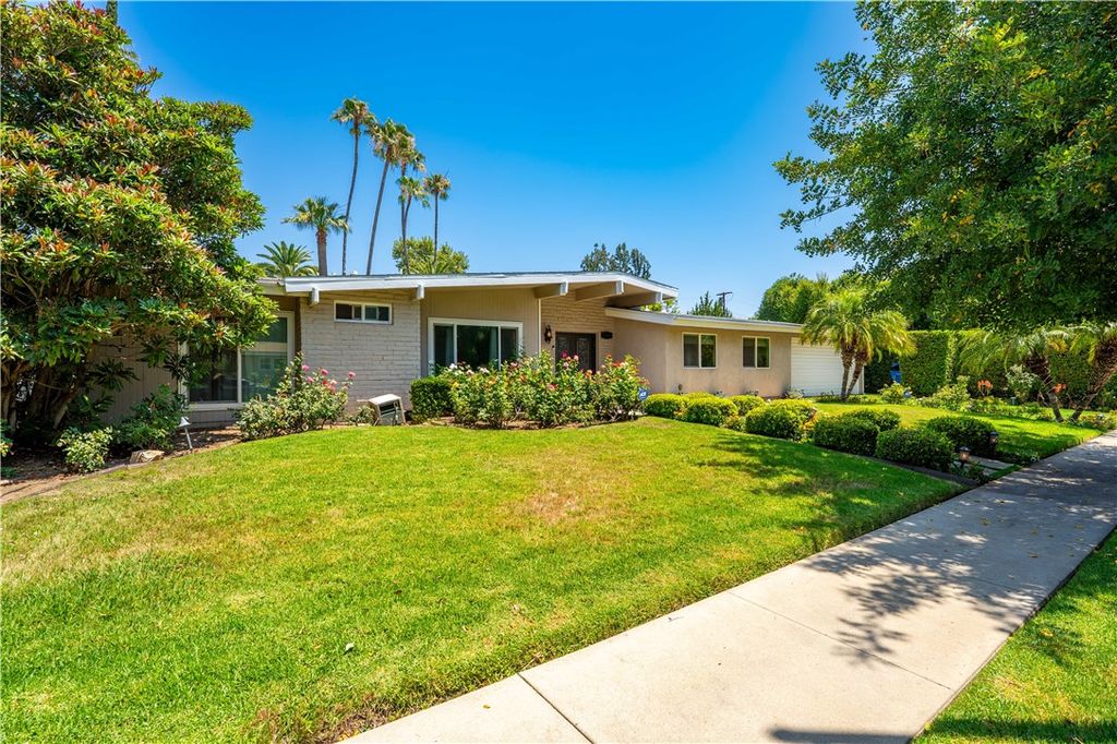 Photo of 22441 Martha Street St, Woodland Hills, CA 91367 (MLS # SR25175321)