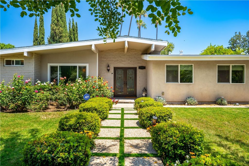 Photo of 22441 Martha Street St, Woodland Hills, CA 91367 (MLS # SR25175321)