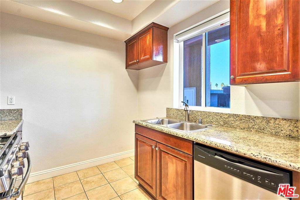 1401 S St Andrews Place 209