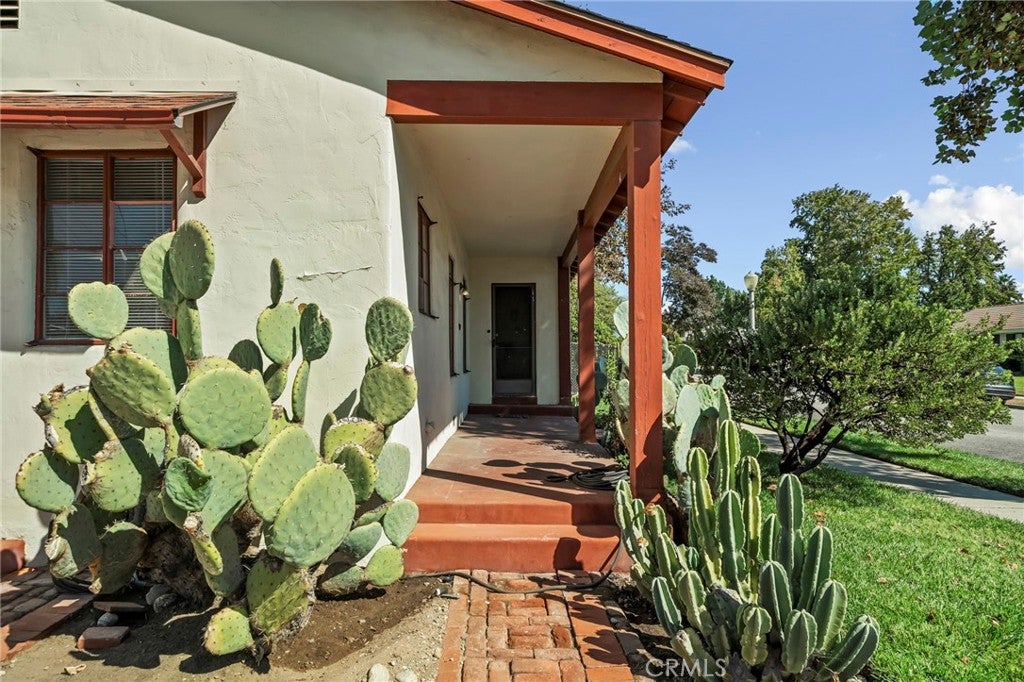 1565 N Palomares
