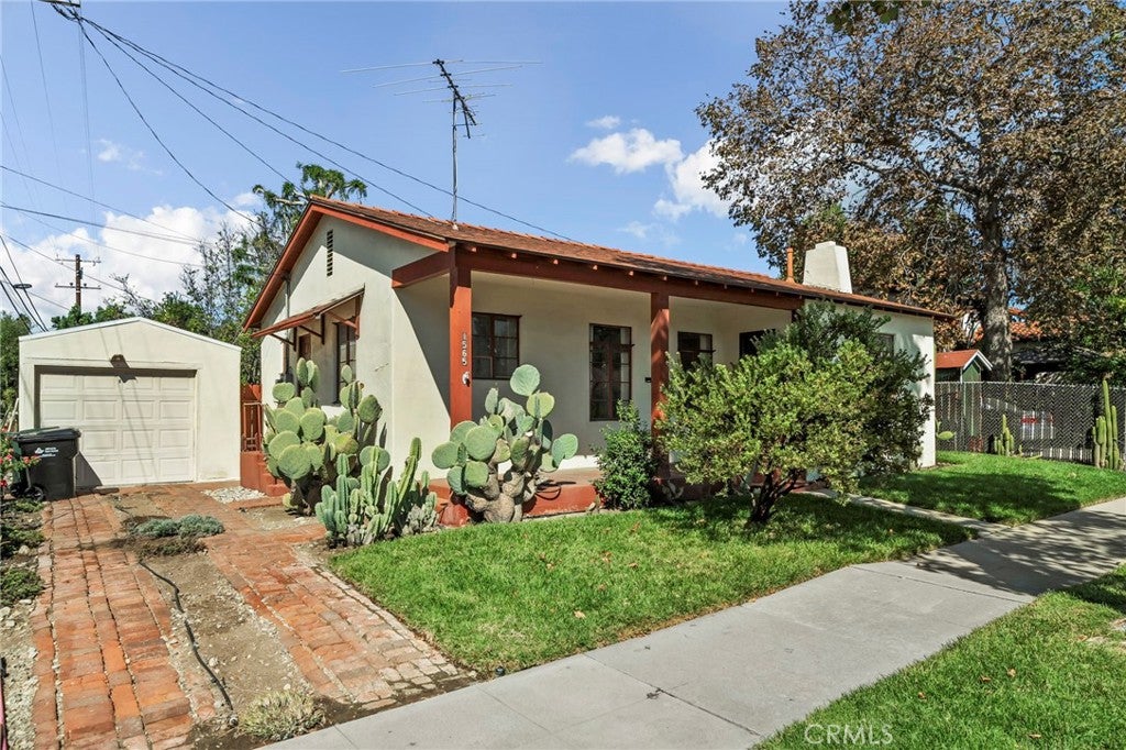 1565 N Palomares