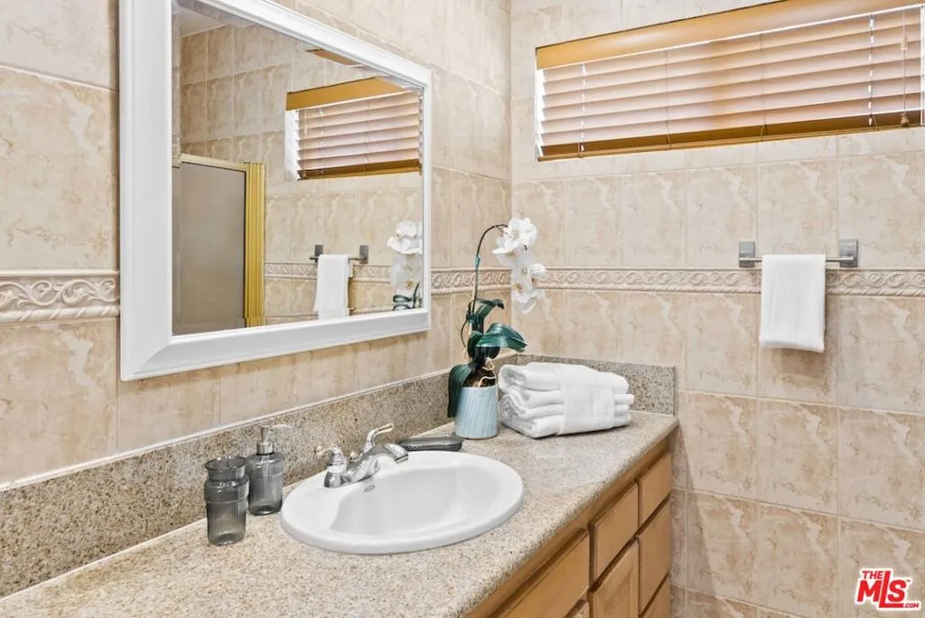 Los Angeles, California 90025, United States, 2 Bedrooms Bedrooms, ,2 BathroomsBathrooms,Residential,Active,163046