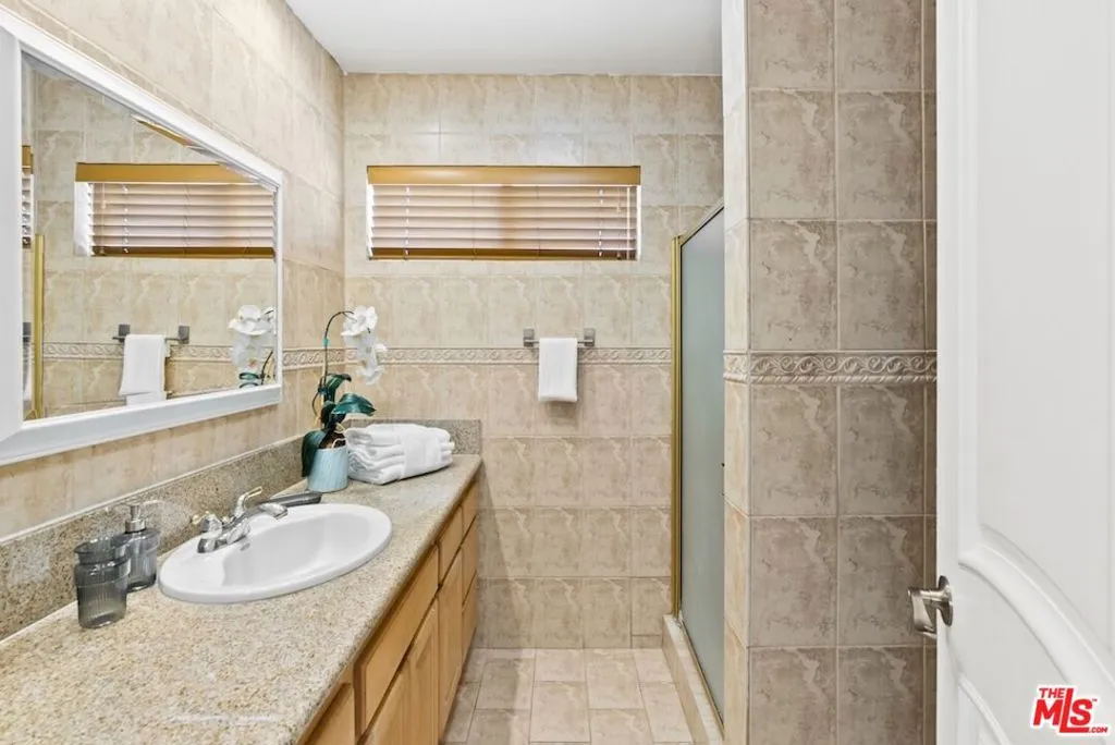 Los Angeles, California 90025, United States, 2 Bedrooms Bedrooms, ,2 BathroomsBathrooms,Residential,Active,163046