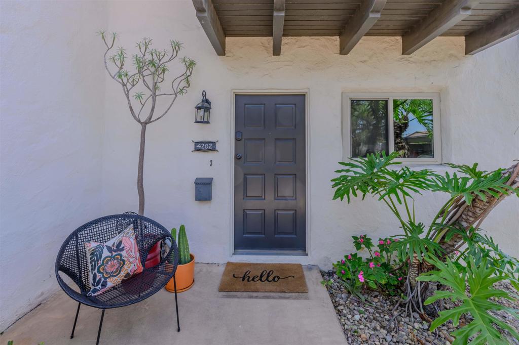 4202 Loma Riviera Ln