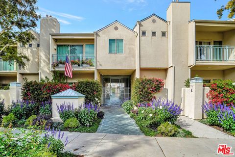 Photo of 14101 Dickens Street #10, Sherman Oaks, CA 91423 (MLS # 26828925)