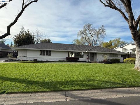 Photo of 1121 El Sur Way Way, Sacramento, CA 95864 (MLS # 41126758)
