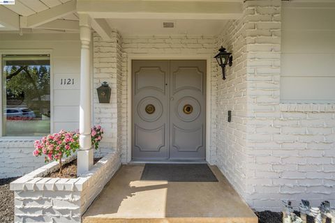 Photo of 1121 El Sur Way Way, Sacramento, CA 95864 (MLS # 41126758)