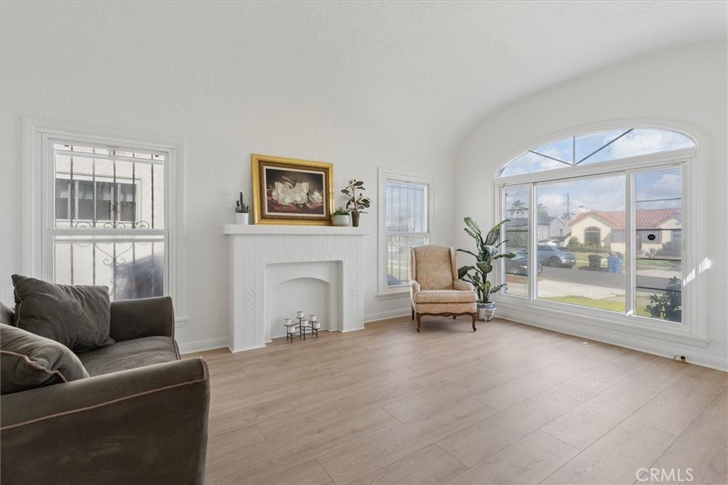 1922 W 84th