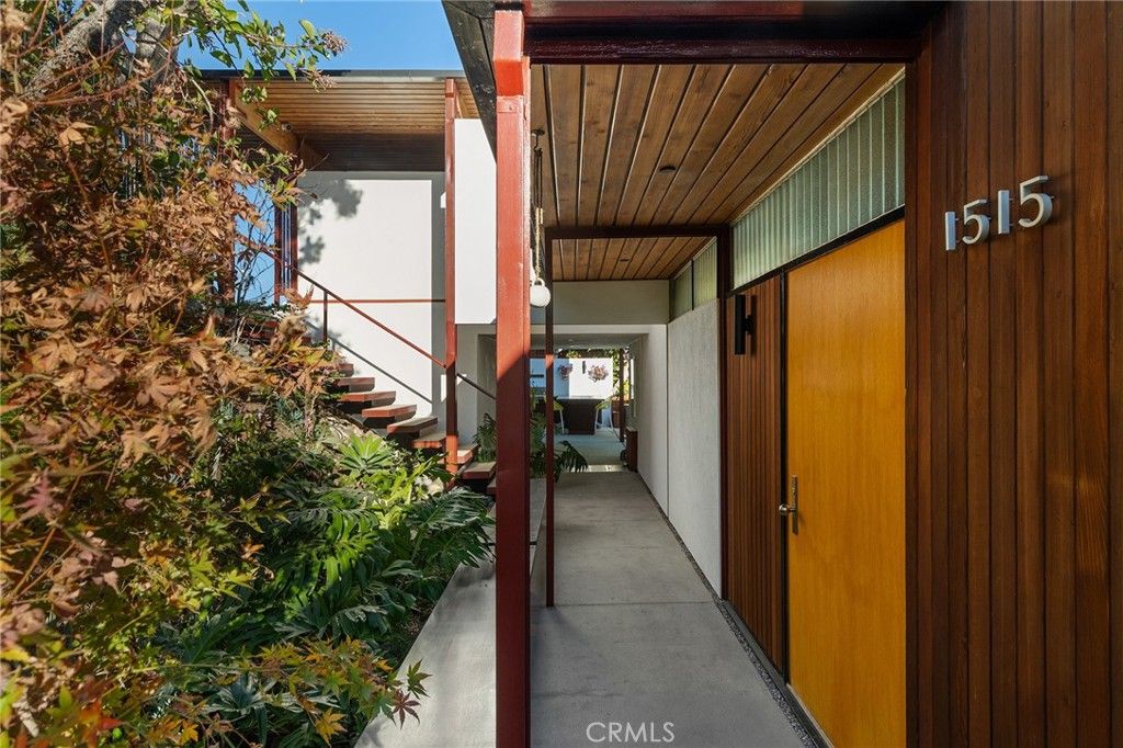 Photo of 1515 N Tigertail Rd, Los Angeles, CA 90049 (MLS # NP25277717)