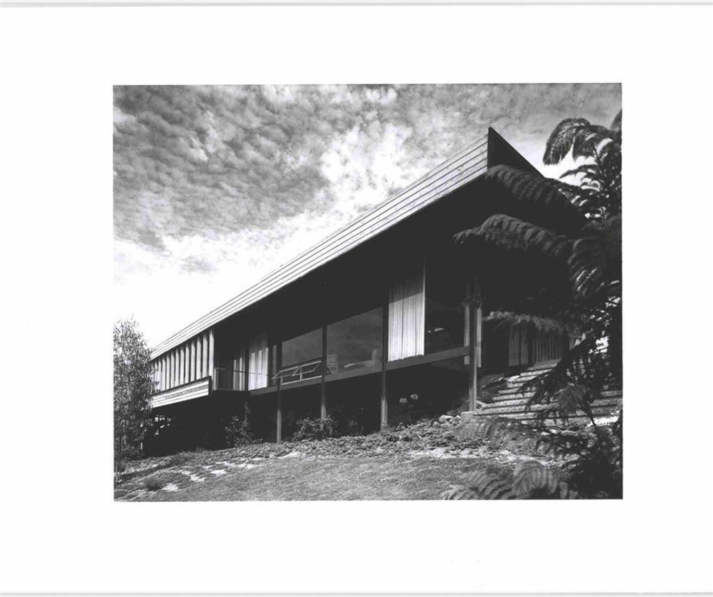 Photo of 1515 N Tigertail Rd, Los Angeles, CA 90049 (MLS # NP25277717)