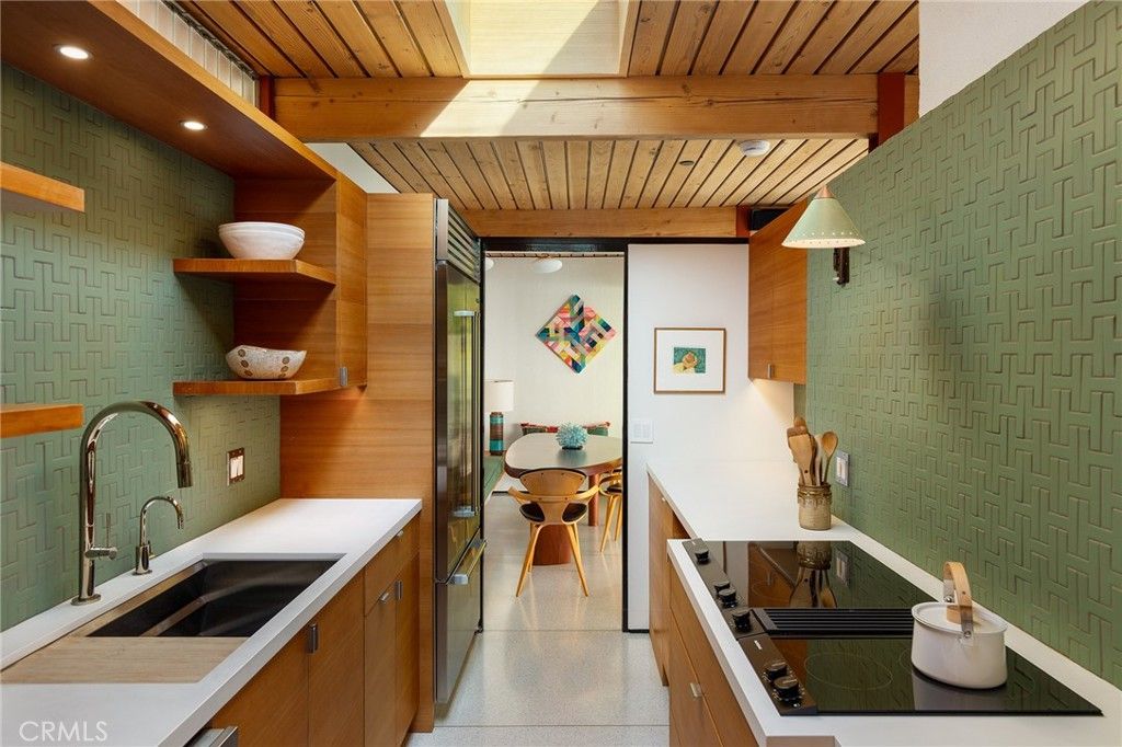 Photo of 1515 N Tigertail Rd, Los Angeles, CA 90049 (MLS # NP25277717)