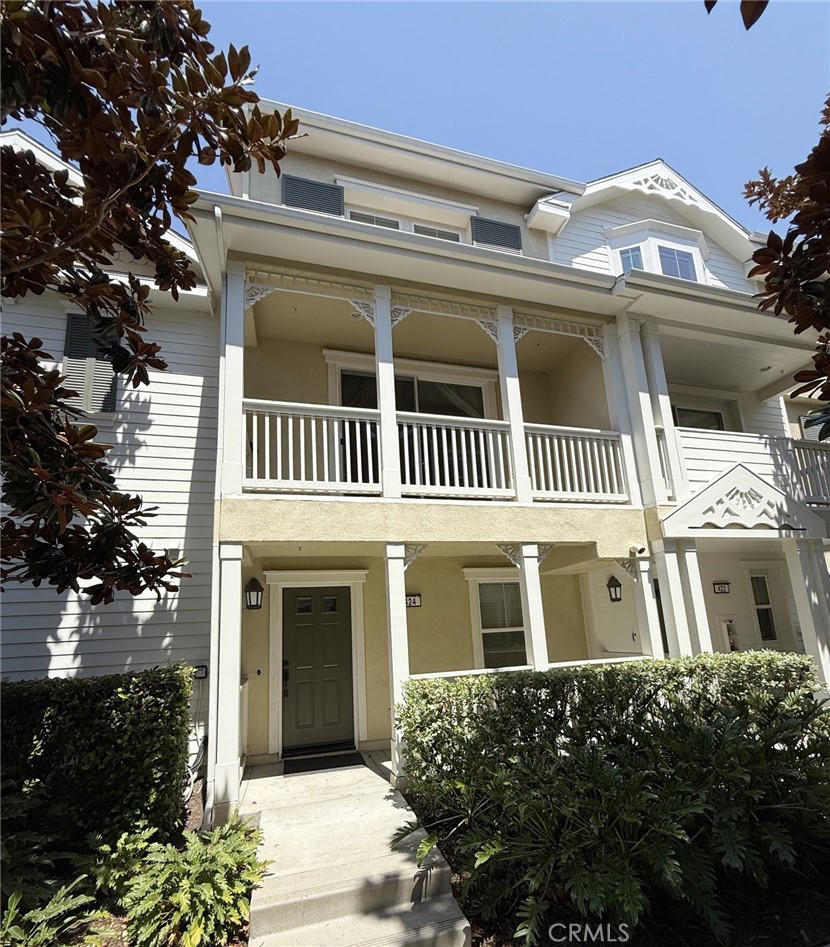 Spacious 1669-SQFT 3-story townhome with 3b/3.5b at a quite inside location in Columbus Grove. Wood flooring throughout the house. One en-suite on the first floor, great for a guest room or private office. Large living room and open gourmet kitchen with big island and stainless steel appliances on the second floor. Master suite and another bedroom with private bathroom on the third floor. It comes with 2 balconies and a private porch. Attached 2 car garage. Award-winning schools in IUSD. Community parks with swimming pool, Jacuzzi, kids play grounds, BBQ etc. Minutes away from Tustin Market Place and many other shopping & eating places. Short distance to UCI, John Wayne airport, South Coast Plaze, Laguna Beach, etc. Close to freeway entrance like 405, 5. Refrigerator, washer and dryer provided.