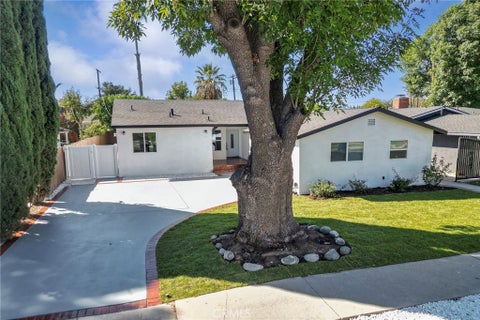 Photo of 7513 Topeka Dr, Reseda, CA 91335 (MLS # SR26218942)