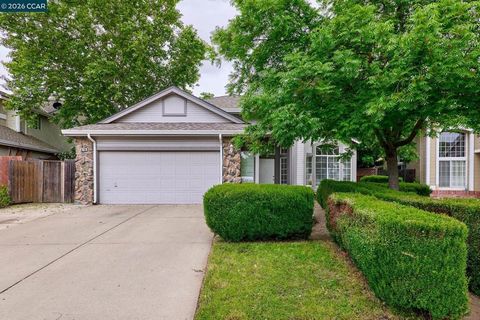 Photo of 8718 La Crosse Way Way, Sacramento, CA 95823 (MLS # 41132744)