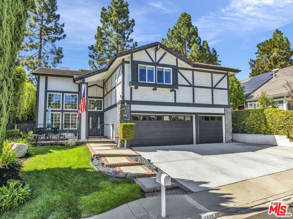 Photo of 3225 Futura Pt, Thousand Oaks, CA 91362 (MLS # 25602961)