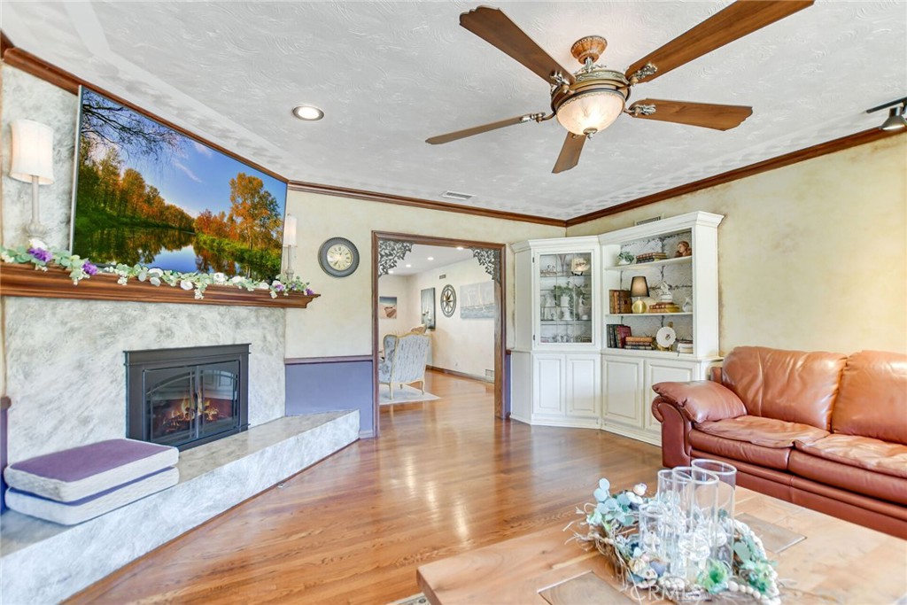21205 E Cloverland