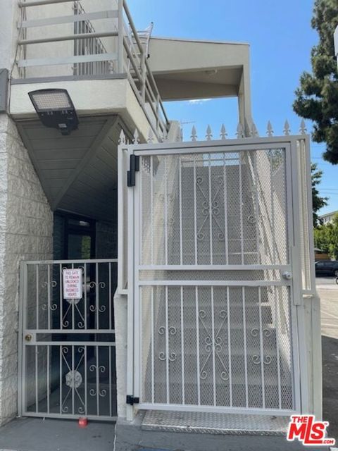 Photo of 1502 N Kenmore Ave, Los Angeles, CA 90027 (MLS # 25582797) Photo of 1502 N Kenmore Ave, Los Angeles, CA 90027 (MLS # 25582797)