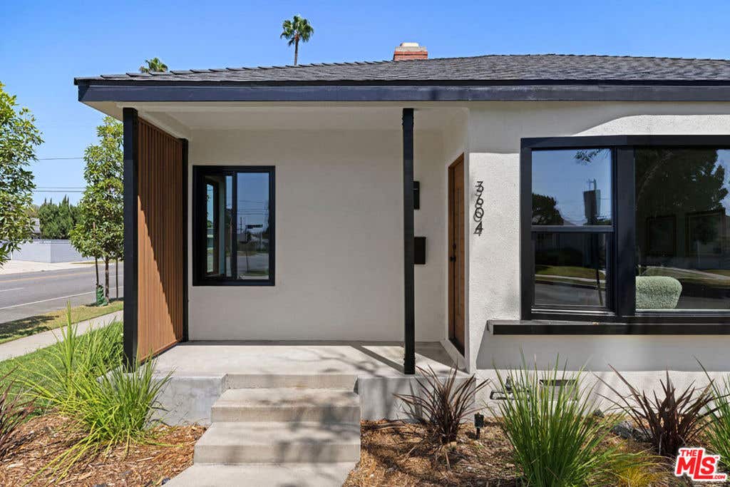 Photo of 3604 S Muirfield Road, Los Angeles, CA 90016 (MLS # 26871973)