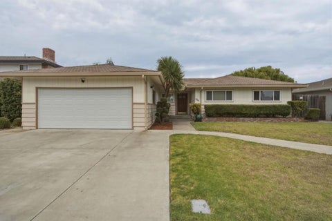 Photo of 924 San Vincente Avenue, Salinas, CA 93901 (MLS # ML82059440)