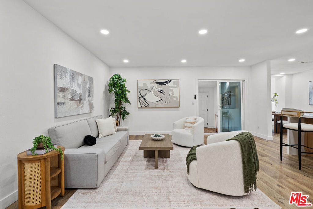 Photo of 15358 Gault Street, Van Nuys, CA 91406 (MLS # 26737403)