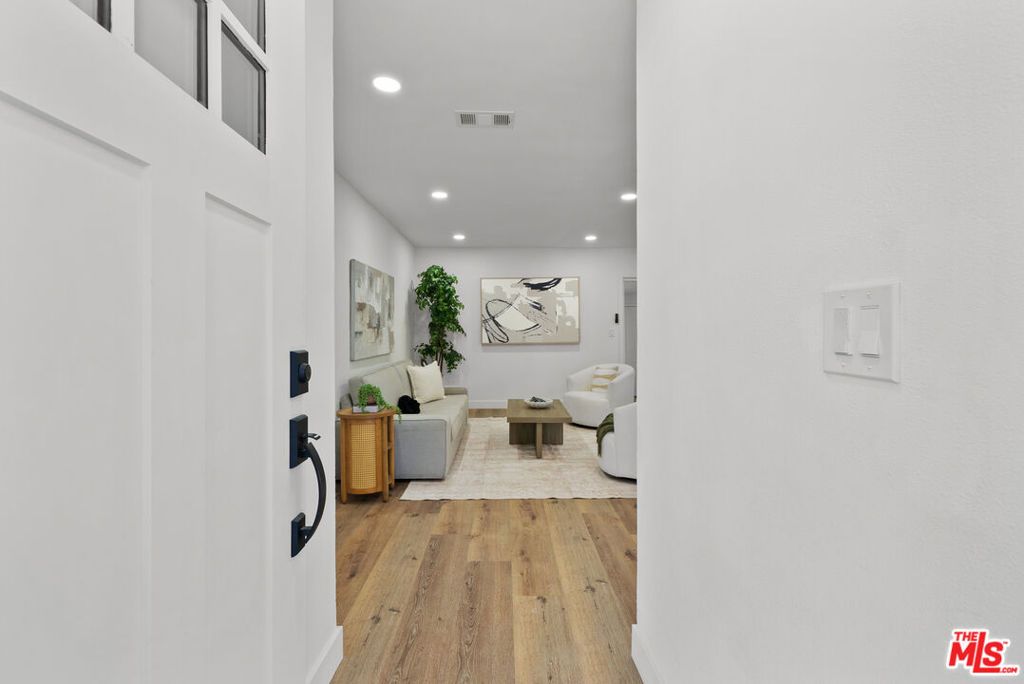 Photo of 15358 Gault Street, Van Nuys, CA 91406 (MLS # 26737403)