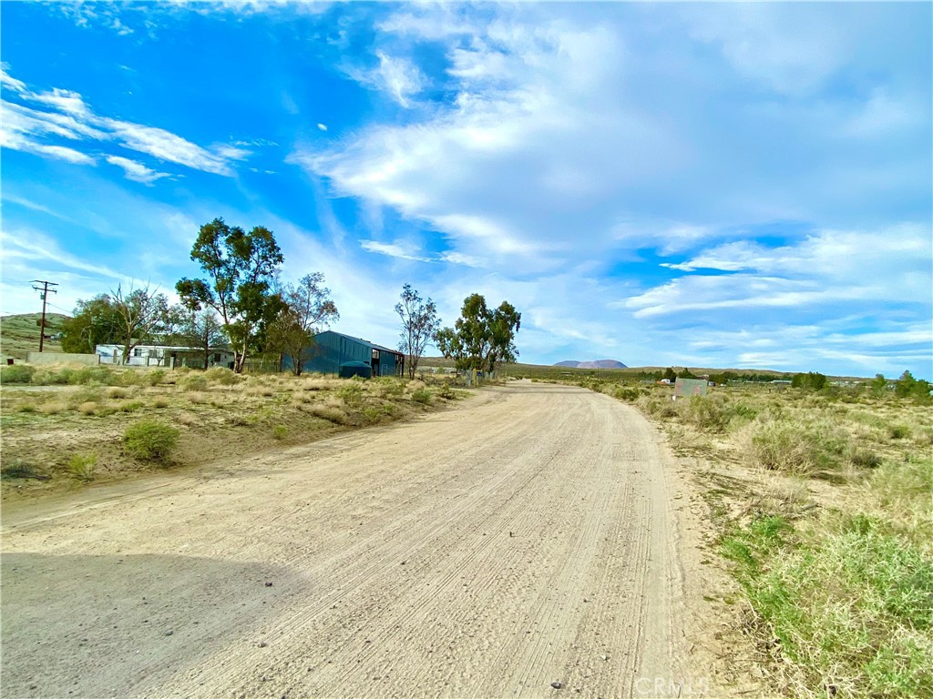 Vacant lot in Rosamond with 1.22 acres, conveniently located near utilities. Homes nearby. Great views. About 3 miles north of Rosamond Boulevard. Seller will consider financing with 50% down.