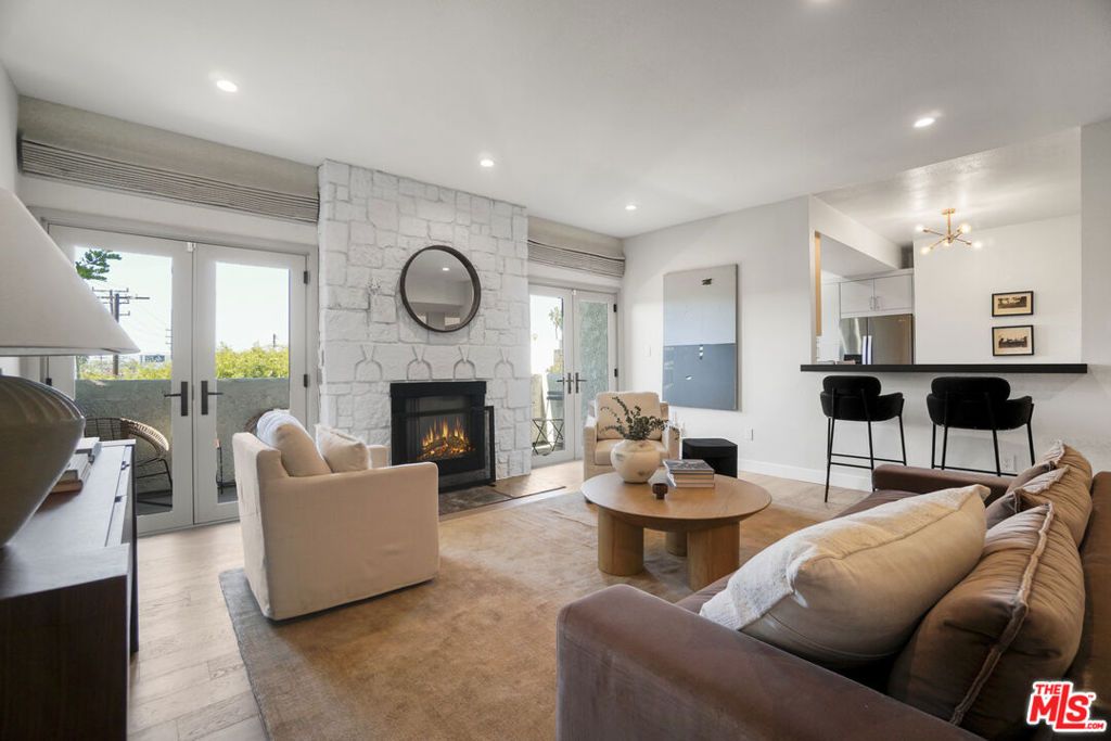 Photo of 166 S Hayworth Avenue #201, Los Angeles, CA 90048 (MLS # 25616987)