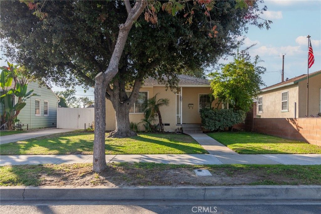 Photo of 2237 N Valley St, Burbank, CA 91505 (MLS # SR25256318)
