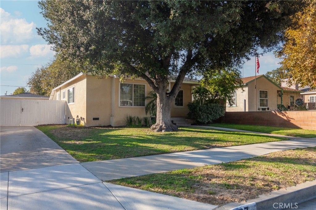 Photo of 2237 N Valley St, Burbank, CA 91505 (MLS # SR25256318)