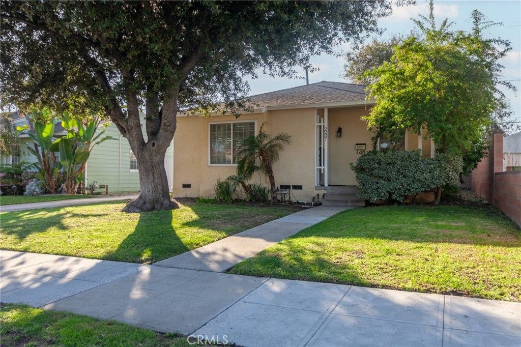 Photo of 2237 N Valley St, Burbank, CA 91505 (MLS # SR25256318)