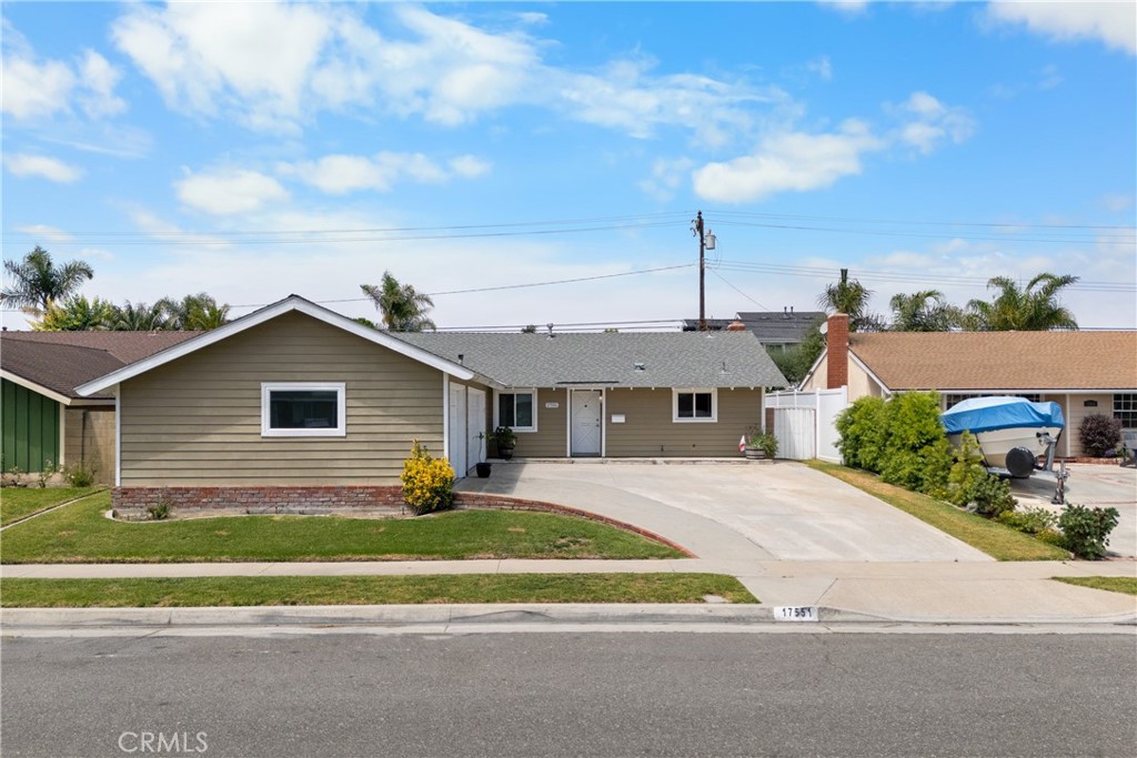Nice 4 bedroom, 2 bath home in West Huntington Beach area.