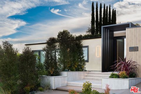 Photo of 5973 Ellenview Avenue, Woodland Hills, CA 91367 (MLS # 26660971)