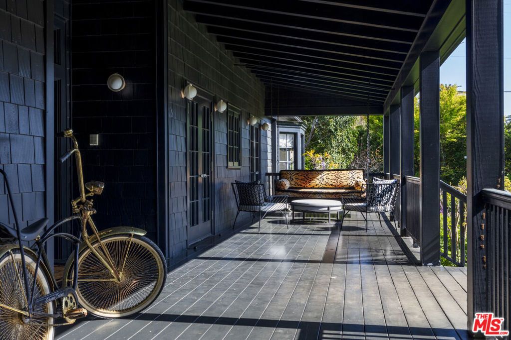 Photo of 250 S Chadbourne Avenue, Los Angeles, CA 90049 (MLS # 25605219)